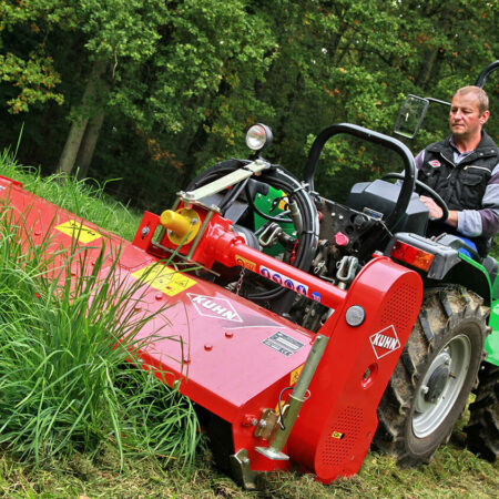 photo du broyeur KUHN BE 16 d'entretien du payages au travail