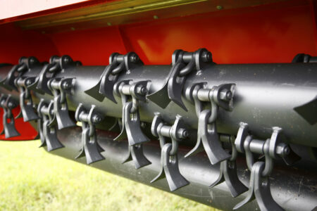 Dank Y-Universalmesser an Schäkeln eignen sich die PRO-Mulchgeräte für das Zerkleinern von Gras und Gestrüpp