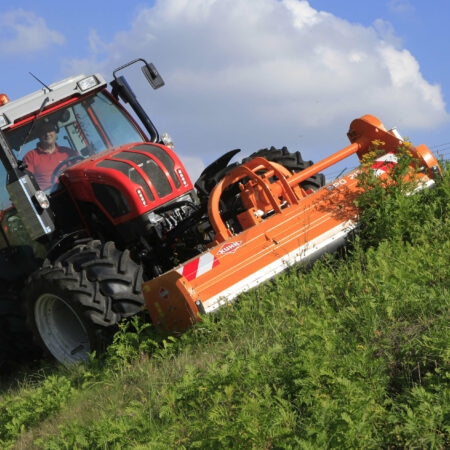 Photo du broyeur PRO 210 d'entretien du paysage au travail