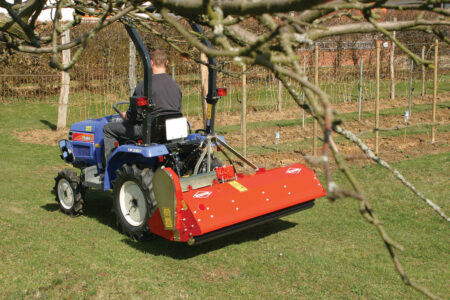 Die Baureihe TL mit dem Modell 150, das für den Anbau an Kleintraktoren geeignet ist