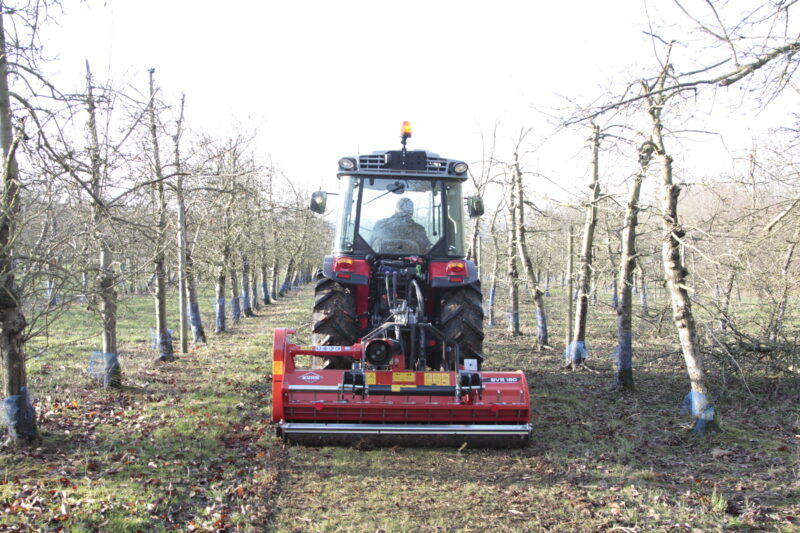 Photo du broyeur BVR 180 au travail en position arrière avec déport hydraulique