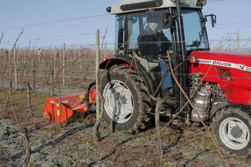 Photo du broyeur vignes et vergers BV 160 KUHN au travail