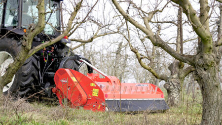 Photo du broyeur vignes et vergers BV 1800 au travail dans les cerisiers