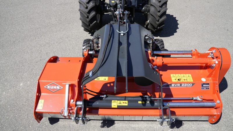 Le déport hydraulique du broyeur BVR 2200 lui permet de travailler au plus proche des plantations en vergers