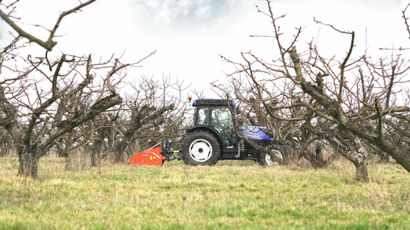 Photo du broyeur BV 1800 KUHN au travail dans les cerisiers