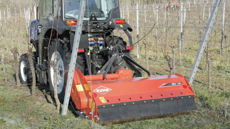 Photo du broyeur BV 14 au travail dans les vignes