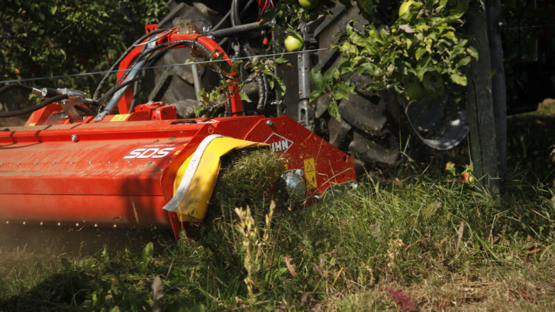 Photo du broyeur vignes et vergers SDS à dépose unilatéral au travail
