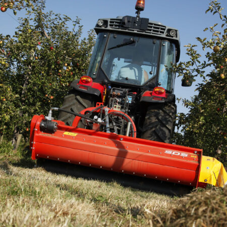 Photo du broyeur SDS KUHN au travail dans les vergers