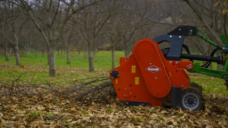 Photo vue de profil du broyeur vergers TDP 2000 équipé d'un double pickup à entrainement hydraulique