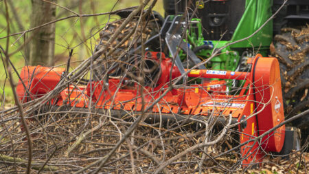 Photo du broyeur TDP 2000 attelé en position frontale au travail