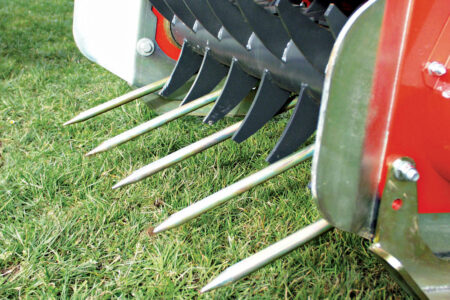 Le pick-up du TRP 120 équipé de dents de ramassage pour s'adapter aux conditions pierreuses