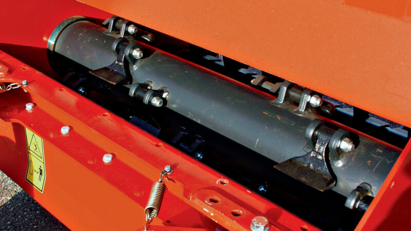 Photo de l'accès facile aux outils de broyage grâce à l'ouverture du capot arrière