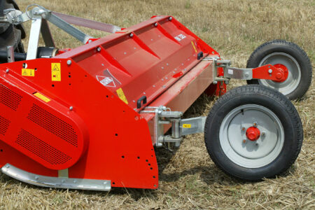 Mit den schwenkbaren Rädern am Mulchgerät BK 320 wird die Höhenregulierung sichergestellt.