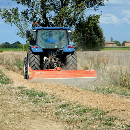 Photo du broyeur polyvalent BP 28 au travail vue arrière