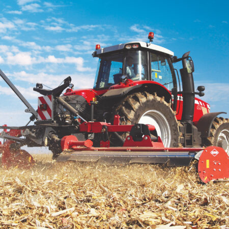 Photo du broyeur BP 8300 au travail vue arrière