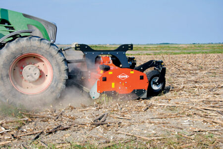 Das Mulchgerät BCR 2800 vervielfältigt Ihre Einsatzmöglichkeiten, weil es heck- oder frontseitig und damit auch in Kombination mit einem anderen Gerät am Traktor angebaut werden kann.