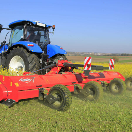 Photo du broyeur cultures BC 6500 R au travail dans un champ de colza