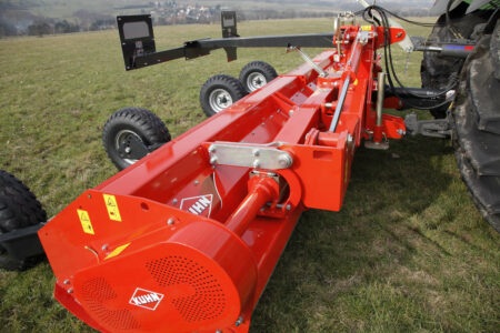 Der Grundrahmen bei den klappbaren RM R Mulchgeräten ist aus Profilrohren mit grossem Querschnitt gefertigt und somit hervorragend gegen mechanische Beanspruchungen geschützt.