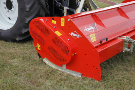 Die hintere Abdeckhaube des Mulchgeräts RM 320 kann manuell hochgestellt werden, so dass der Rotor frei zugänglich ist. Dies erlaubt einen mühelos einfachen Austausch der Mulchwerkzeuge.