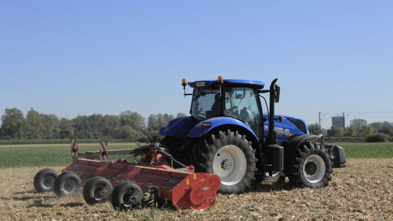 RM 610 Mulchgerät bei der Arbeit auf einem Feld mit Maisrückständen