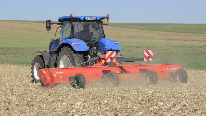 RM 320 Mulchgerät bei der Arbeit in Maisstroh