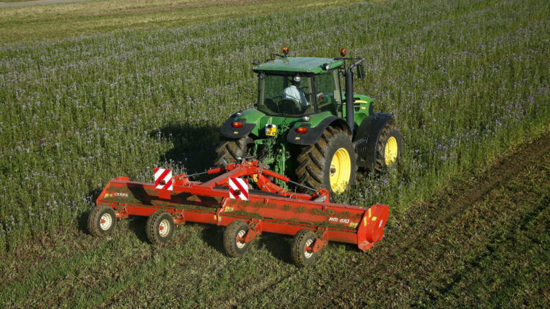 RM 610 Mulchgerät bei der Arbeit auf einem Feld mit Phacelia