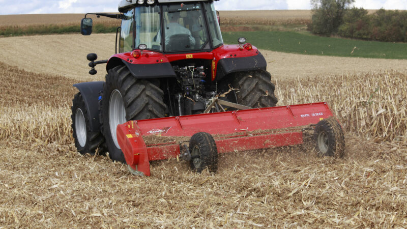 RM 320 Mulchgerät bei der Arbeit auf einem Getreidefeld