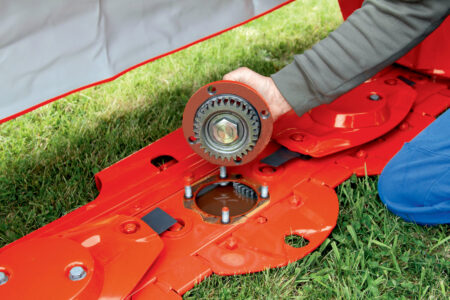 Changement du palier de disque de la barre de coupe série 100