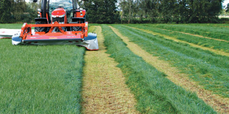 Mit den Frontmähern der GMD 100F Serie legen Sie luftige Schwade!