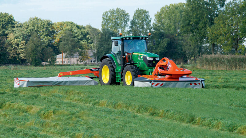 Photo faucheuse à disques GMD 1011 au travail