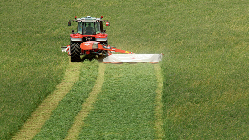 Photo faucheuse à disques portée GMD 1011 au travail