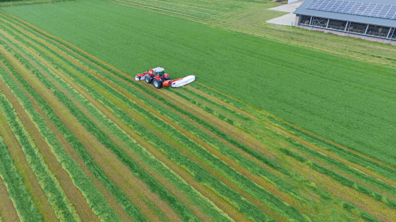 Photo faucheuse portée GMD 1011 en action