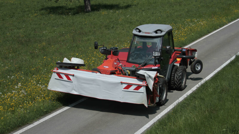 Photo faucheuse à disques frontale GMD 3121 F en position de transport