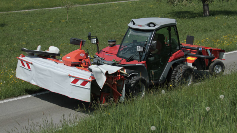 Photo vue coté faucheuse GMD 3121 F en position de transport