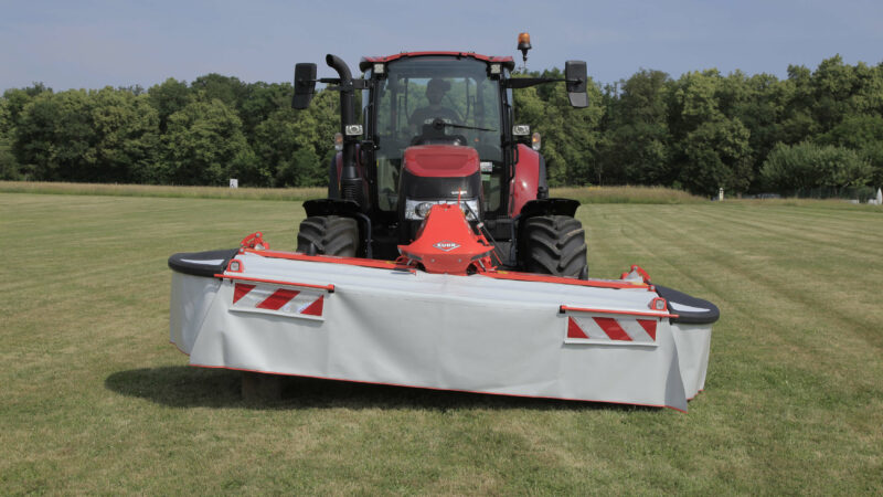 Photo vue de face, articulation pendulaire sur la faucheuse GMD 3121 F