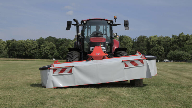 Photo vue de face, articulation pendulaire sur la faucheuse à disques GMD 3121 F