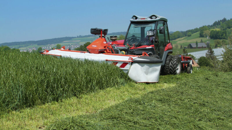 Photo de faucheuse frontale GMD 1021 F au travail