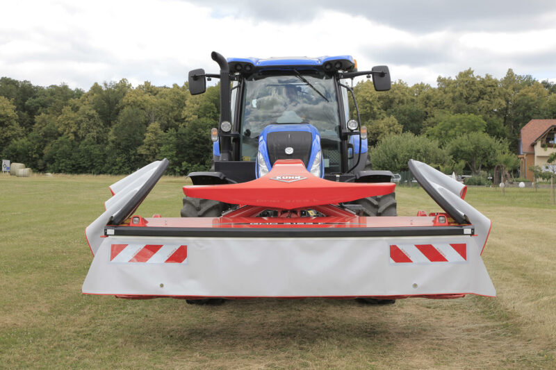 Photo de face de la faucheuse GMD 3123 au transport