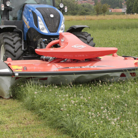 Photo en gros plan de la faucheuse à disques frontale GMD 1023 F au travail