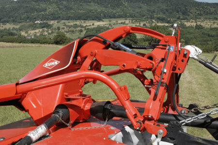 L'unité de fauche est relevée grâce à un vérin intégré en bout de parcelle