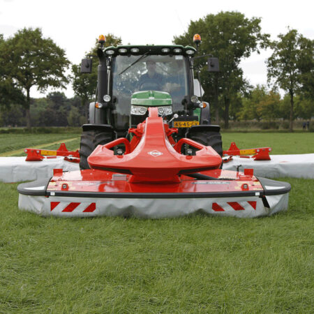 Photo vue de face de la faucheuse frontale GMD 1025 F au travail