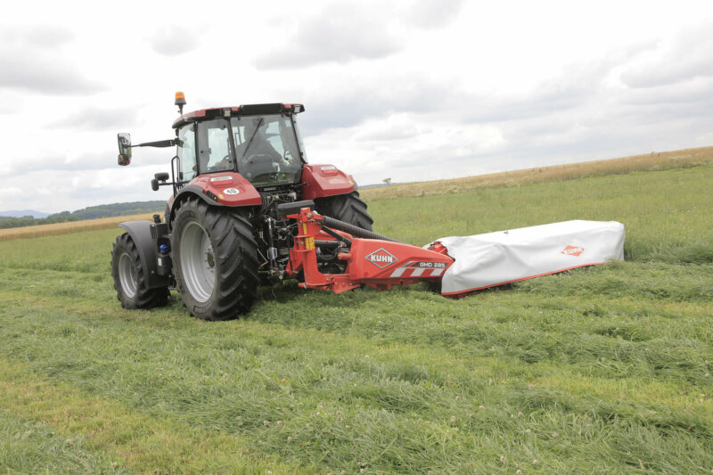 Photo de la faucheuse portée GMD 285 au travail