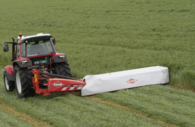 Photo de la faucheuse portée GMD 315 au travail