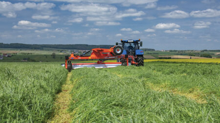 Vous ne roulez pas sur le fourrage et la pression au sol est réduite, préservant ainsi le tapis végétal