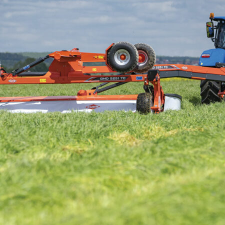 Gezogener Scheibenmäher mit grosser Breite GMD 5251 TC bei der Arbeit