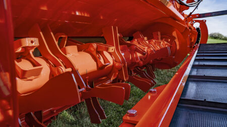 Le conditionneur à doigts en acier escamotables permet à la faucheuse-conditionneuse FC 13460 RA de s'adapter aux différents types de fourrage.