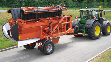 La faucheuse-conditionneuse FC 13460 RA au transport sur route.