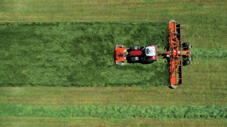 La faucheuse-conditionneuse FC 13460 RA offre un débit de chantier supérieur aux combinaisons de fauche classiques avec une largeur de coupe de 13,40m.