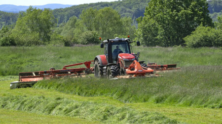 La faucheuse-conditionneuse FC 13460 RA au travail dans une prairie.
