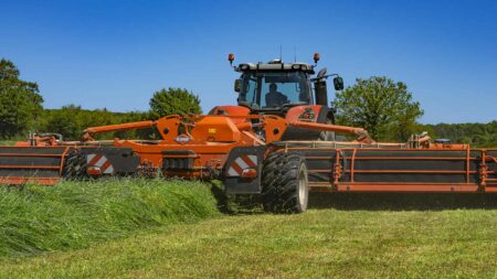 L'essieu télescopique de la faucheuse-conditionneuse FC 13460 RA favorise la formation d'un andain plus large.